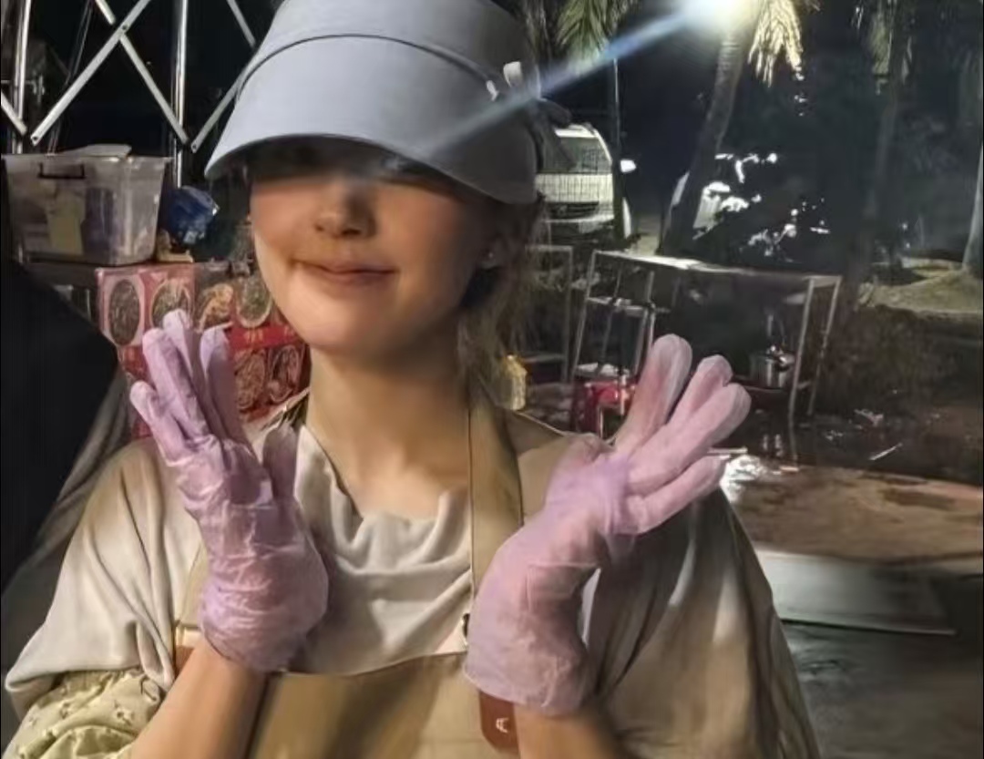 赵露思三亚夜市实录：素颜系围裙做蛋烘糕，7 元管够还送糖葫芦