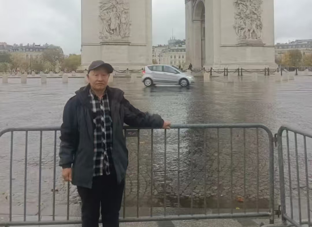 河南大爷拍“素颜巴黎”爆火！网友：法国文旅要哭了