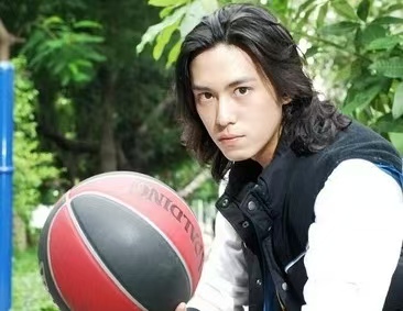 偶像剧男神塌房？陈楚河出道 20 年首认爱，温柔护妻引全网狂赞