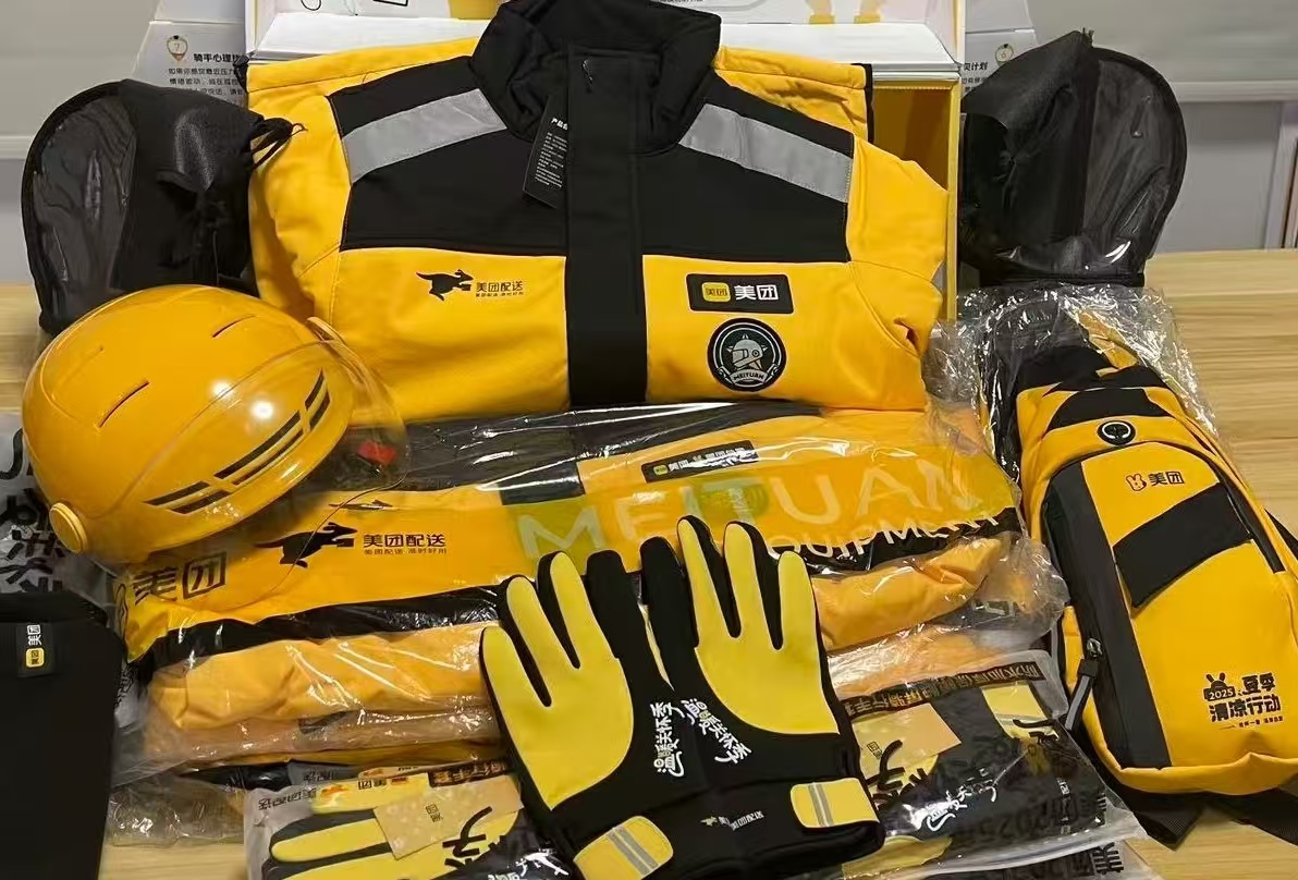 告别“移动广告牌”！美团新款骑手冬装火了：反光条拉满还能双面穿