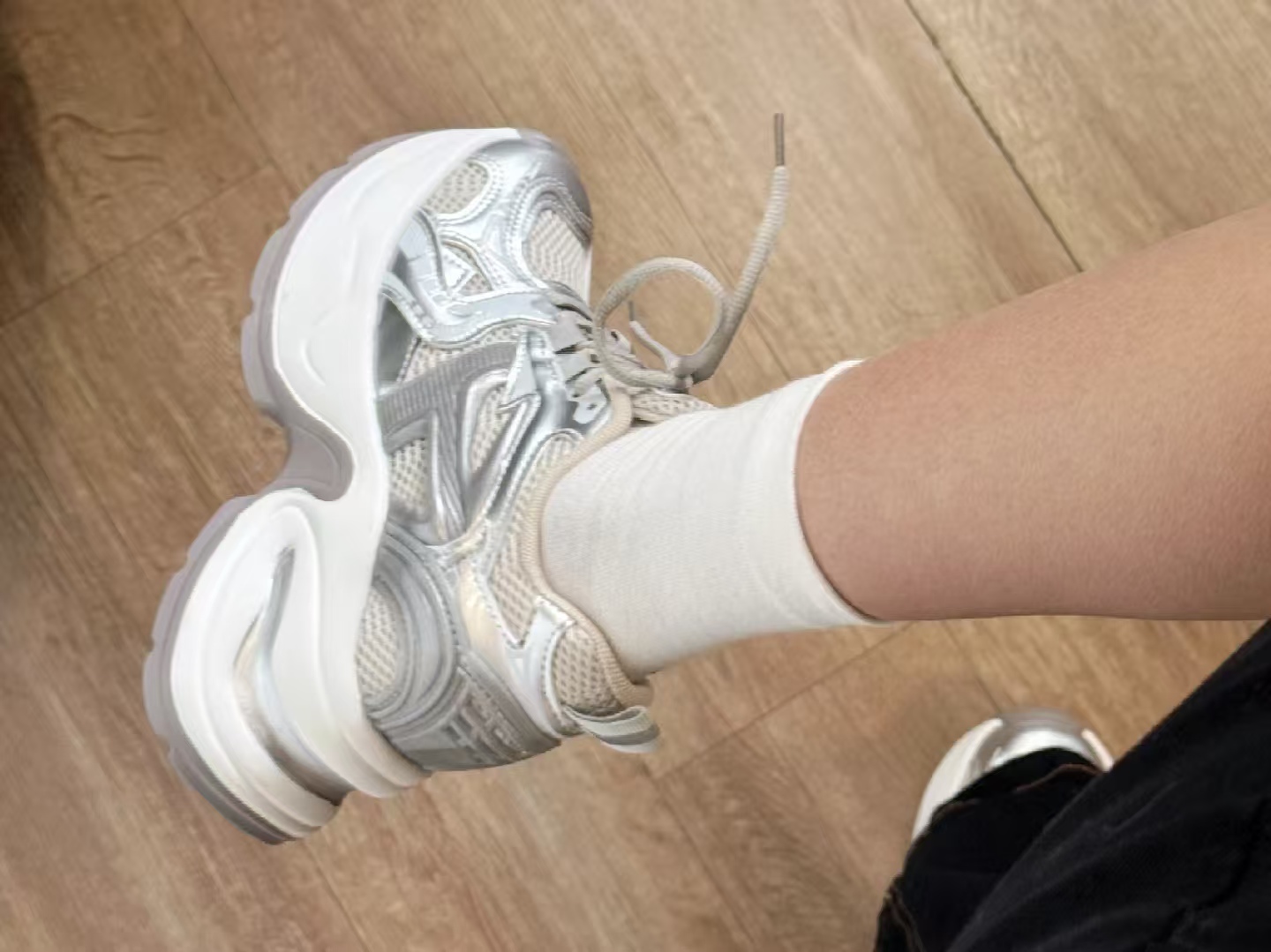 广州夫妻辞职造“神仙增高鞋”：7cm增高暴走不累脚，小个子女生抢疯了！