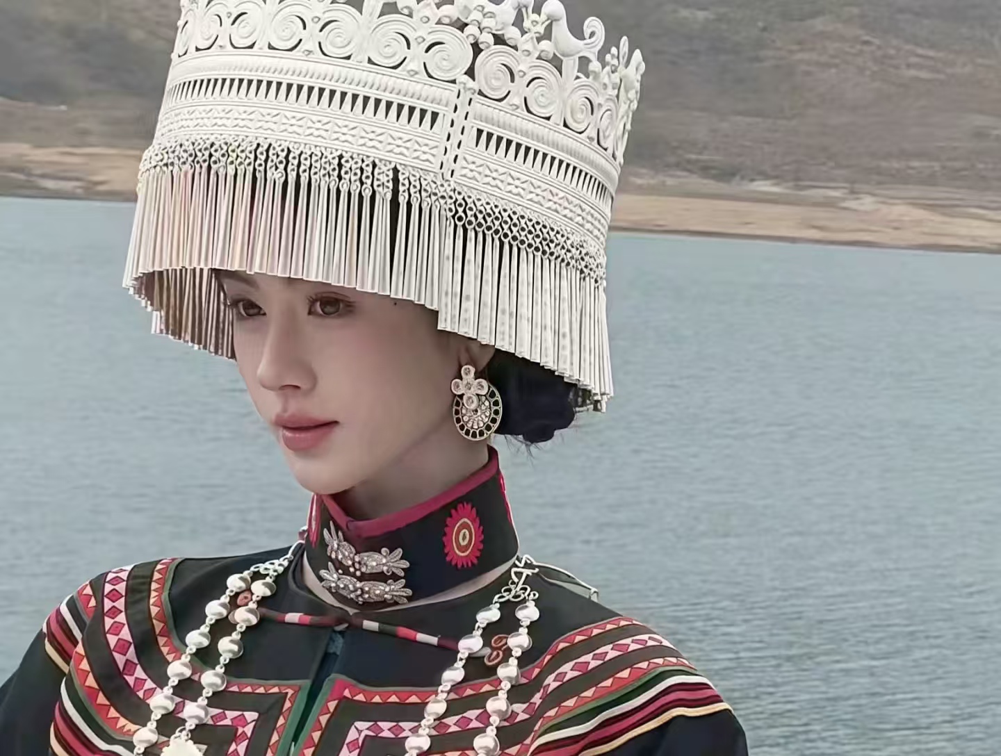 鞠婧祎冶勒湖彝族服饰生图封神！银饰映湖光美到窒息