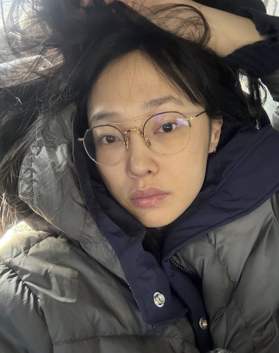 白百何晒素颜上班照吐槽太真实：想用胶带贴眼皮