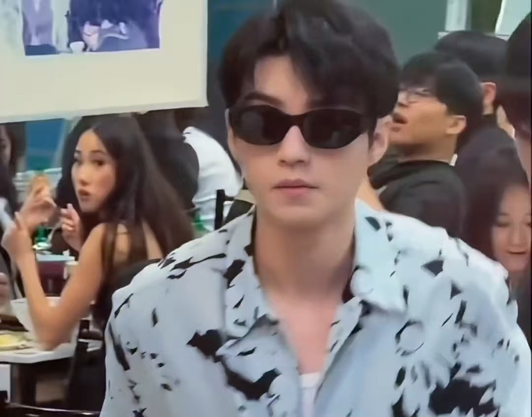 路人墨尔本千步山偶遇王俊凯！素颜休闲装，爬山轻松不费力