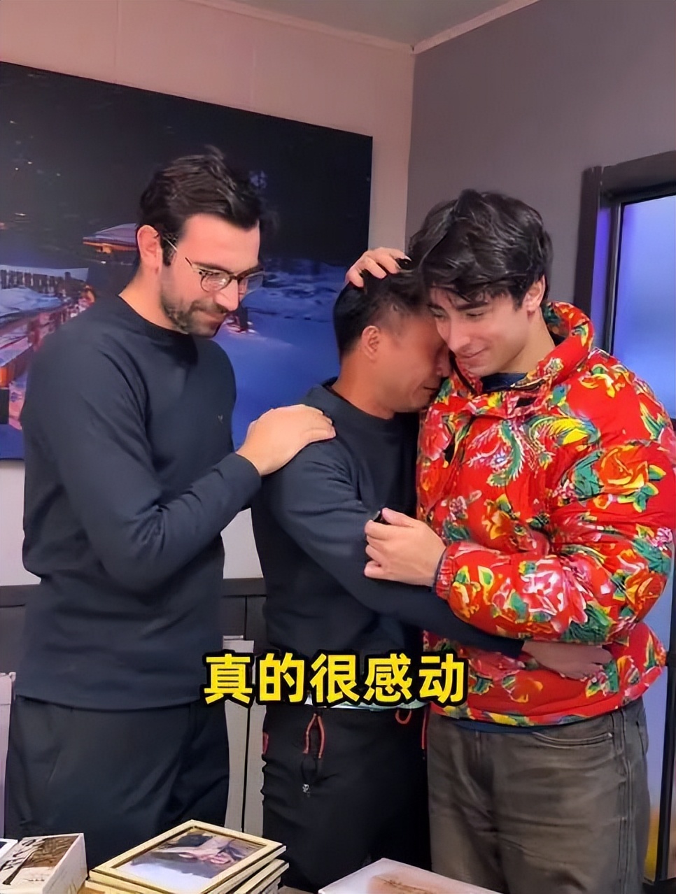 两名外国友人从海南一路打车到哈尔滨4千公里，司机回忆：这趟旅程改变了我的人生