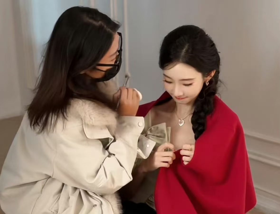 内娱最随和艺人？张艺凡微博之夜后台，任由化妆师坐腿补妆不抗拒