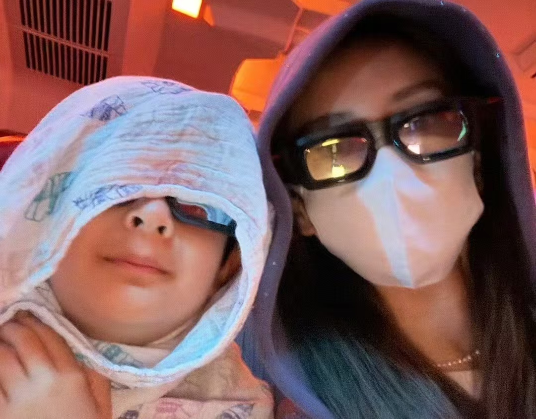 baby带小海绵聚餐，儿子误上别人车，妈妈反应超暖心