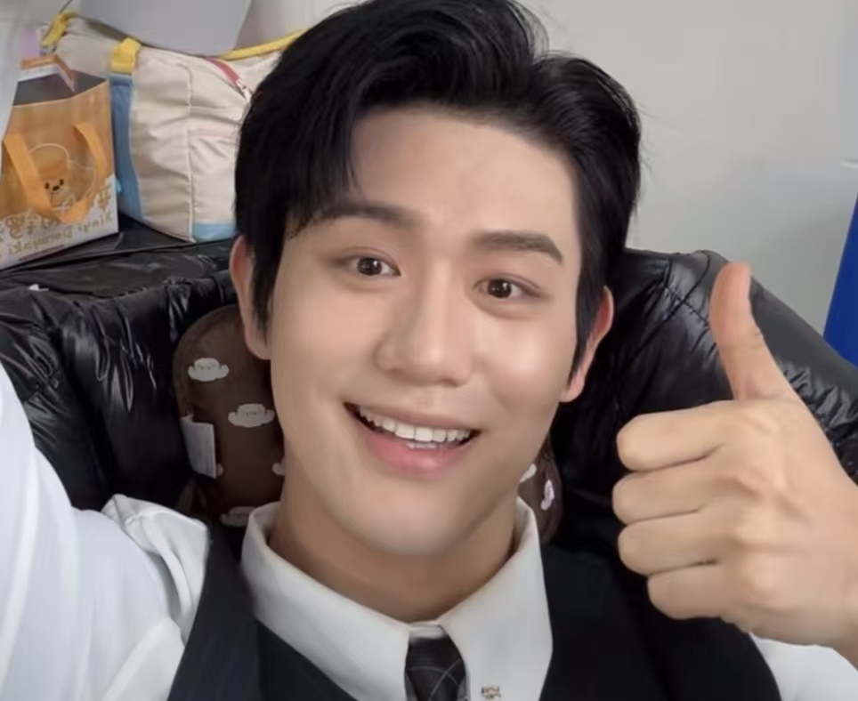 短剧头部白方文直播举牌讨薪，怒怼片方：欠薪快一年，凭什么上线？