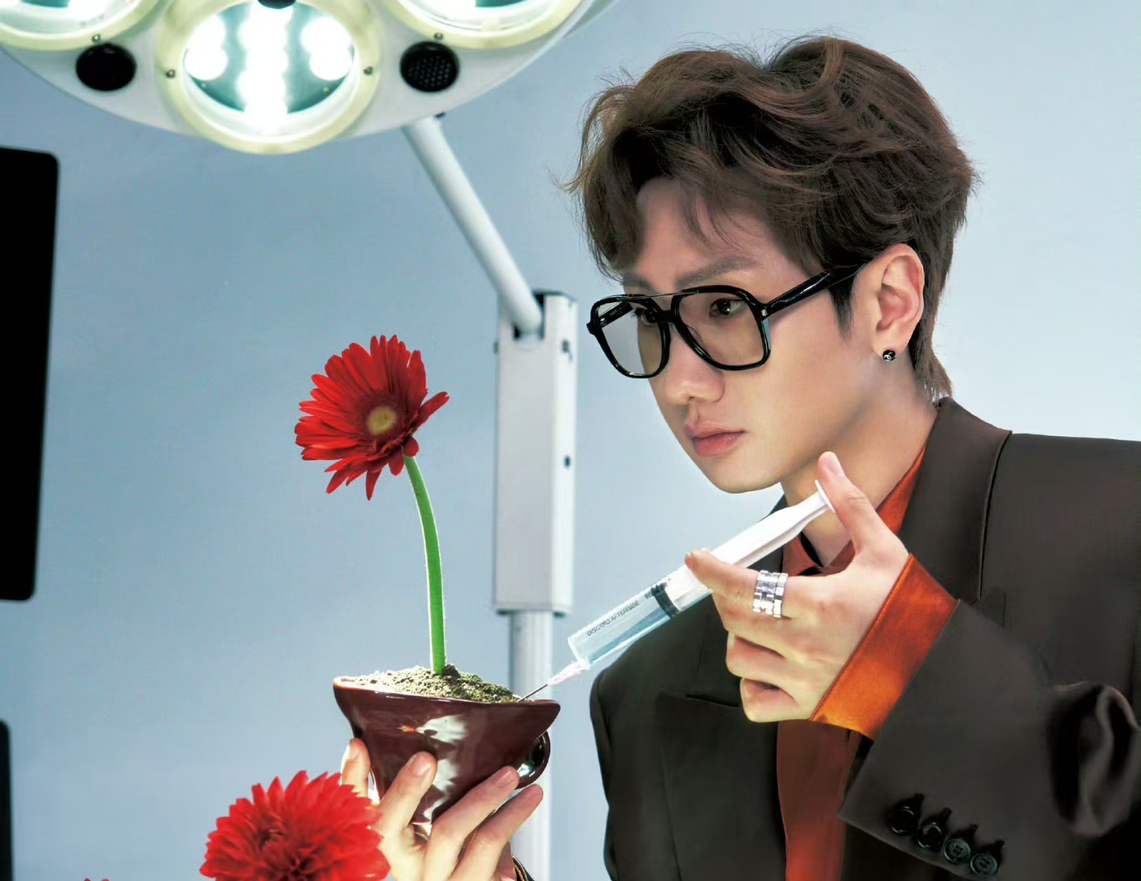 微博之夜大型“撞衫现场”！汪苏泷陈哲远魏大勋同穿YSL，气质差出层次感