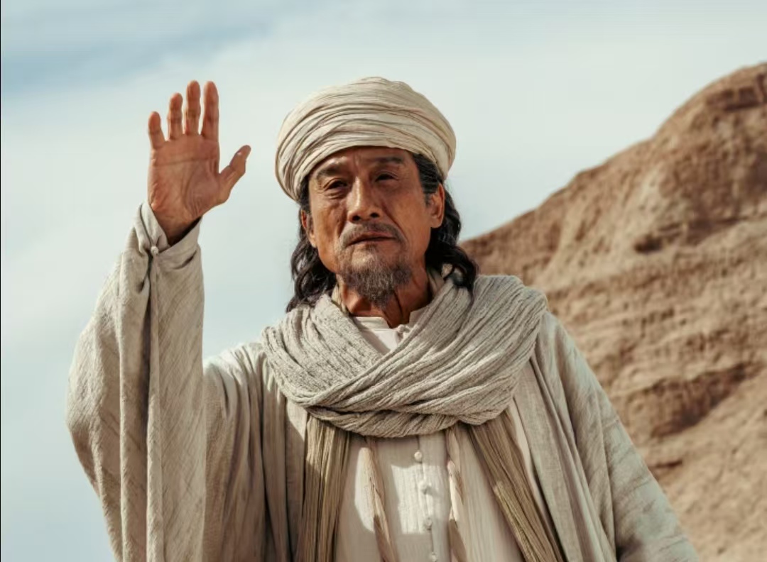 梁家辉三夸陈丽君“惊为天人”,《镖人》新人无替身硬刚沙漠高危戏