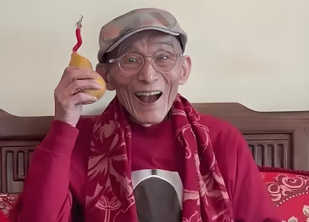 92岁游本昌携妻回家过年，白发妻子相伴左右，全家团圆太暖心