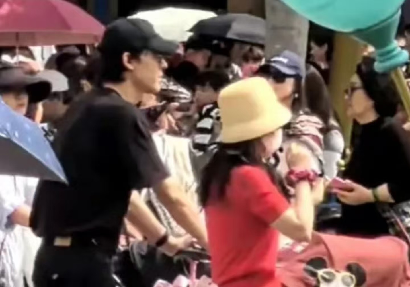 离异四年仍默契!吴倩张雨剑带女儿逛迪士尼,分工明确满是温情