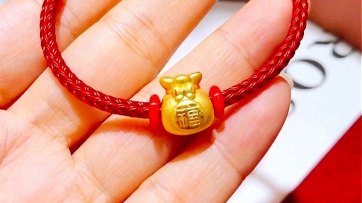 周生生足金挂坠被指含多种金属成分：女子佩戴一天刮花，门店先拒退后同意退货