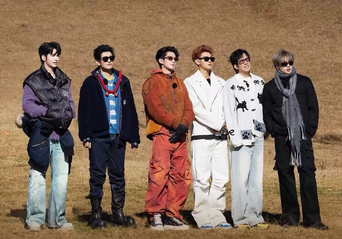 全网笑疯！黄子韬穿米白泳裤出乌龙，直言“不给打码我真破防”