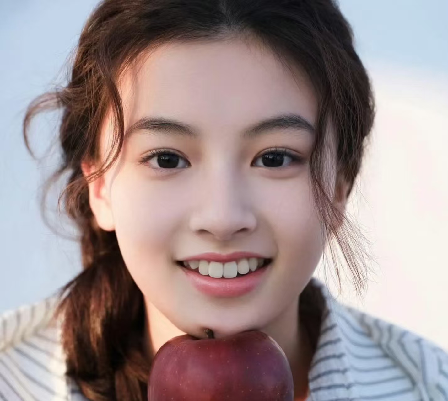 一夜爆红的15岁“小张柏芝”七七，签约即进组，偶像竟是赵丽颖！