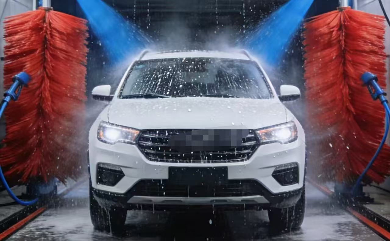 无人洗车变“毁车”！杭州卢女士百万保时捷遭刮损，15元成本换万元损失？