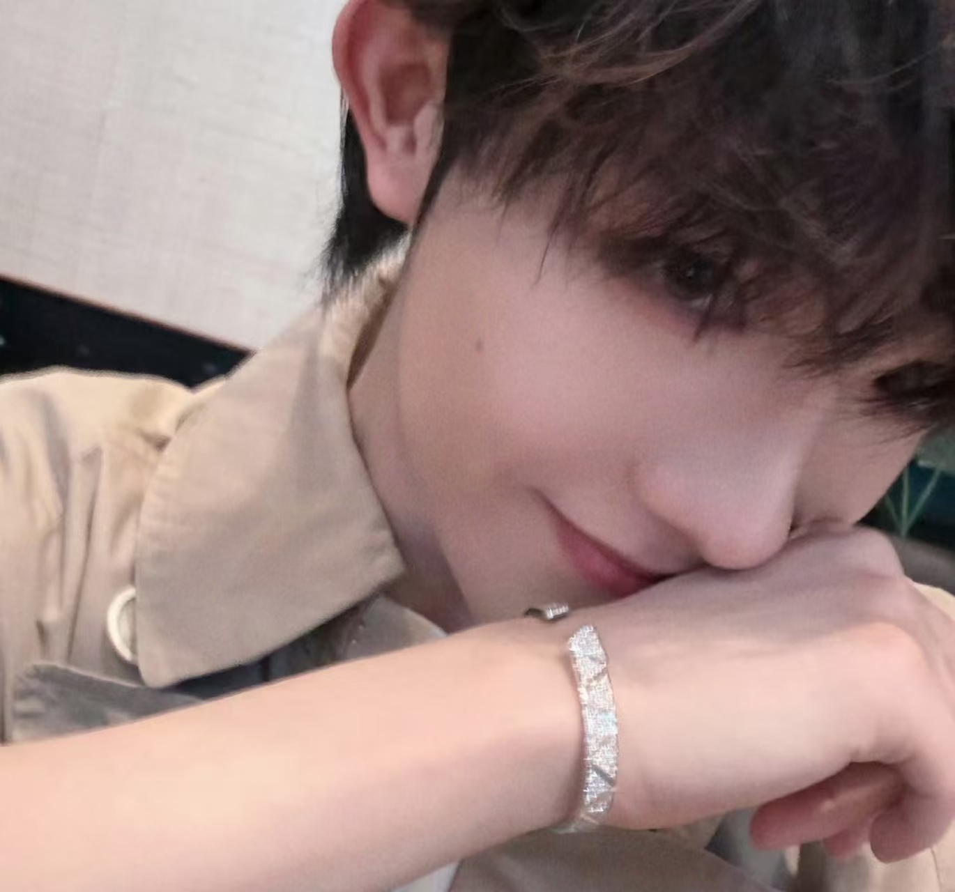 排面拉满!05后苏新皓获Prada量身定制钻石手镯,米兰秀场惊艳亮相