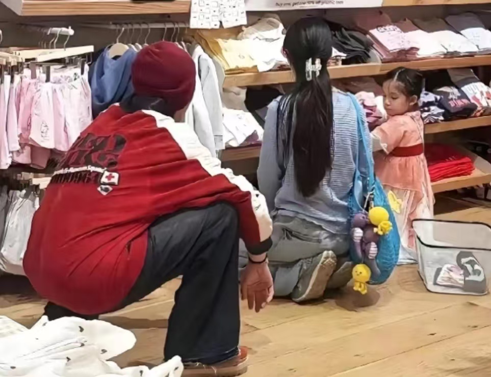 向佐郭碧婷带娃逛平价店,郭碧婷素颜跪坐选衣,毫无豪门架子