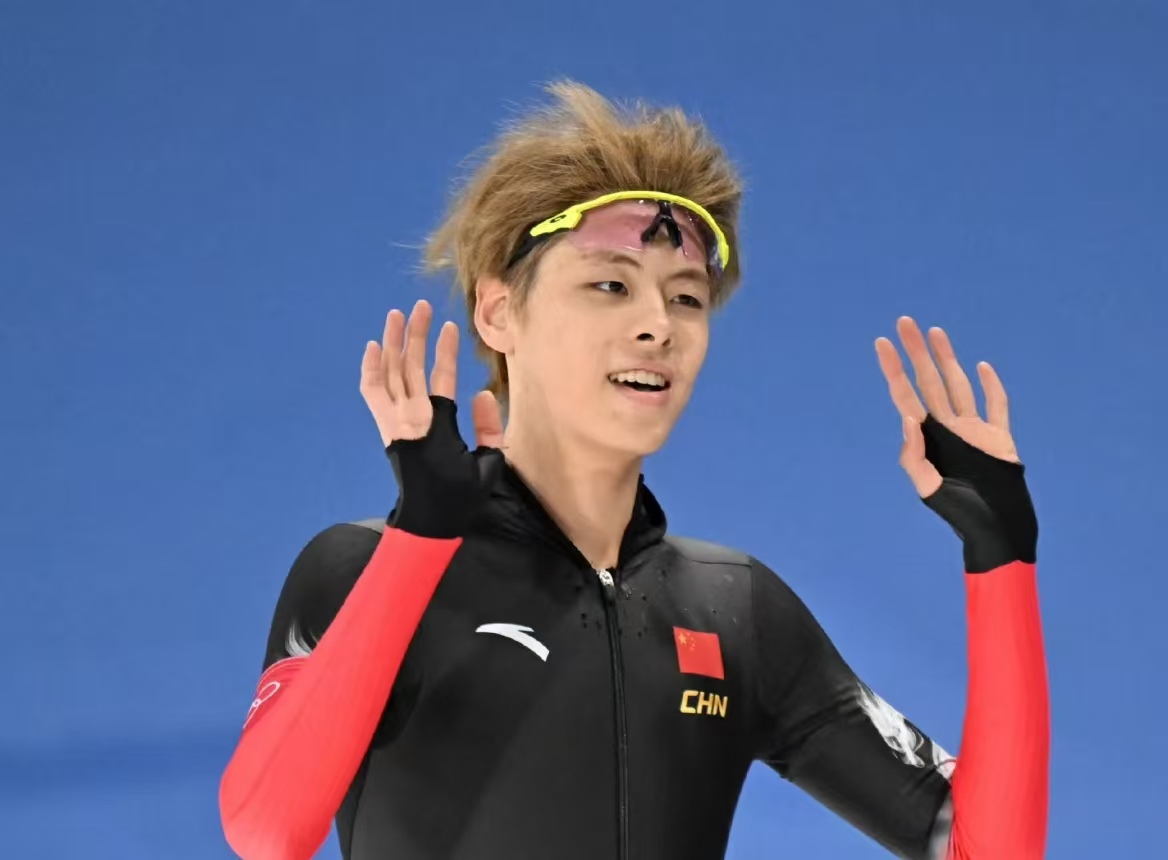 米兰冬奥爆火！19岁速滑小将赛后梳发，金发造型神似齐天大圣