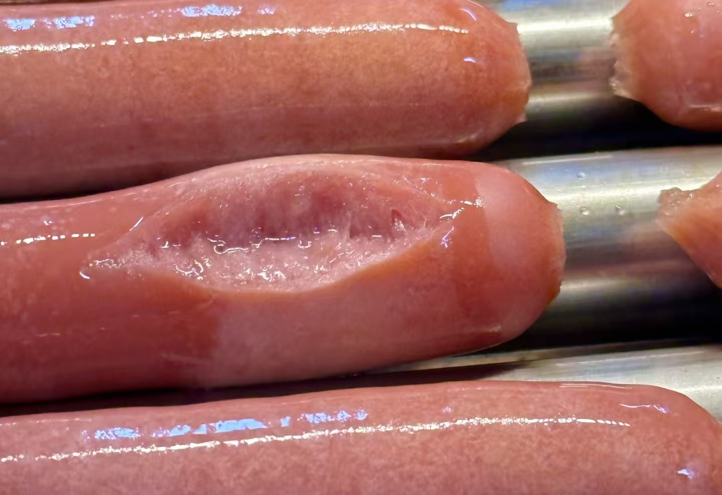 平顶山惊现 “牙咬烤肠”，卫生红线谁来守？