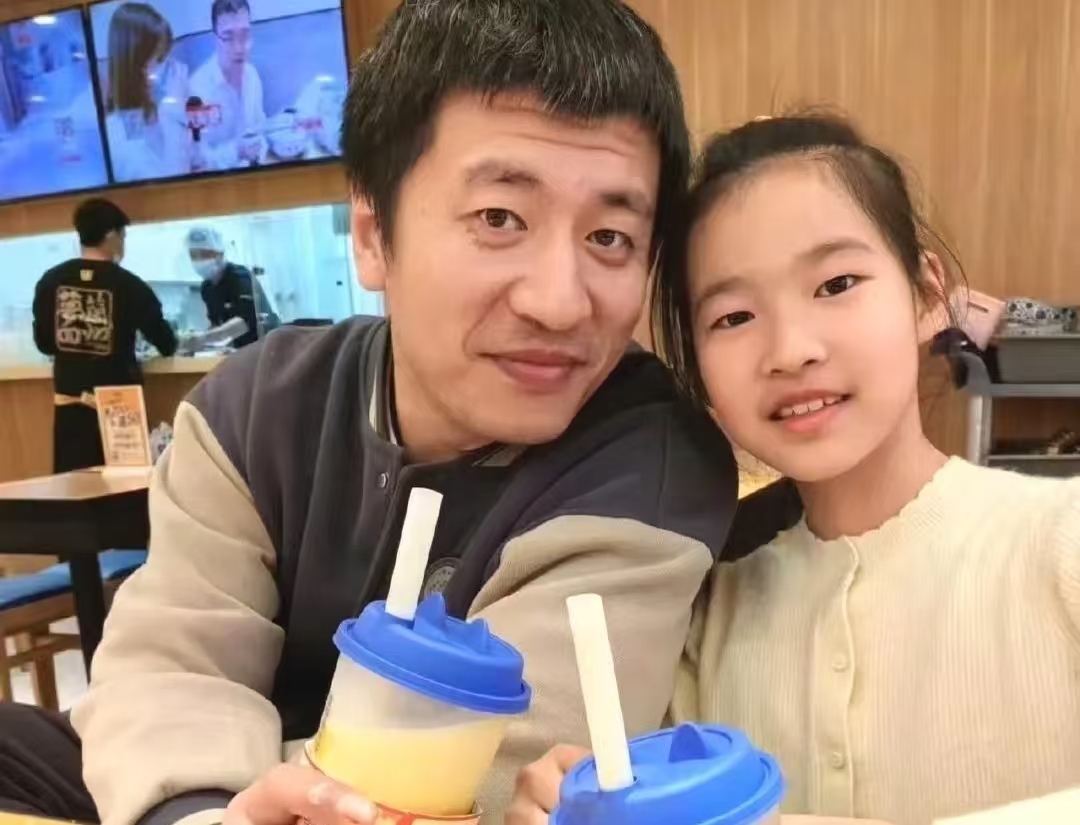 张雪峰离世后，女儿暖心发声：天上文曲星换届，选中了我的爸爸