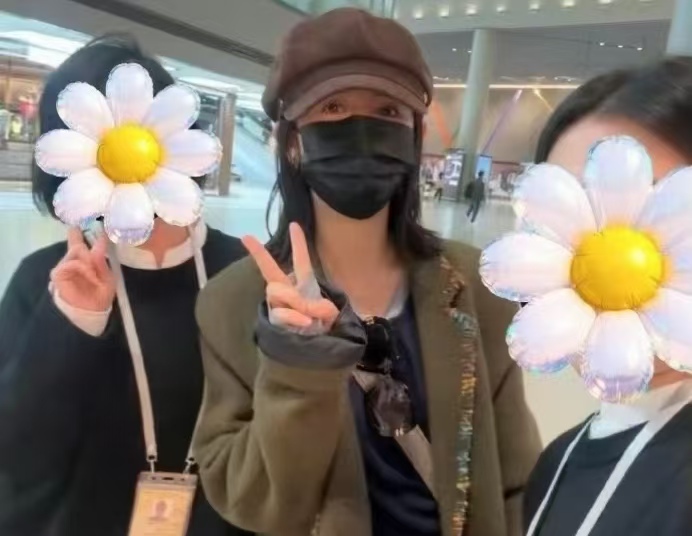 风波后首次露面！谢娜虹桥机场状态能打，逛香薰、陪粉丝太接地气