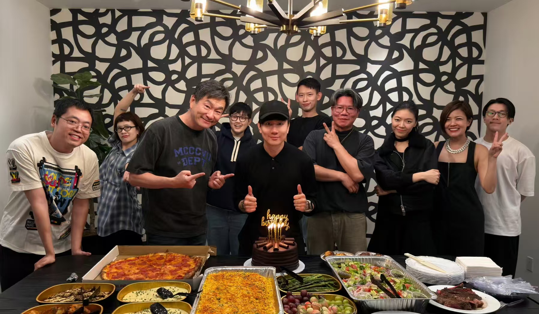 林俊杰45岁生日引争议，女友七七缺席公开庆生，团队紧急回应破谣