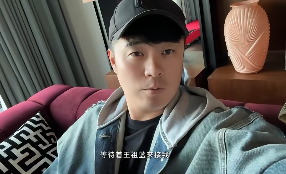 陈赫一家赴港做客王祖蓝，亲自下厨做红烧肉，手法豪放太接地气