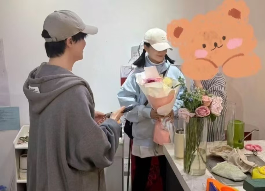 太甜了！谢娜沈凌夜骑共享单车，奔赴鸟巢为张杰演唱会送惊喜