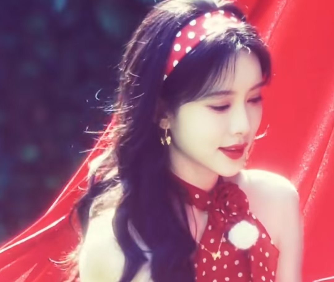 孟子义跑男14海口录制封神！红色波点港风造型出圈，网友直呼明艳大美女