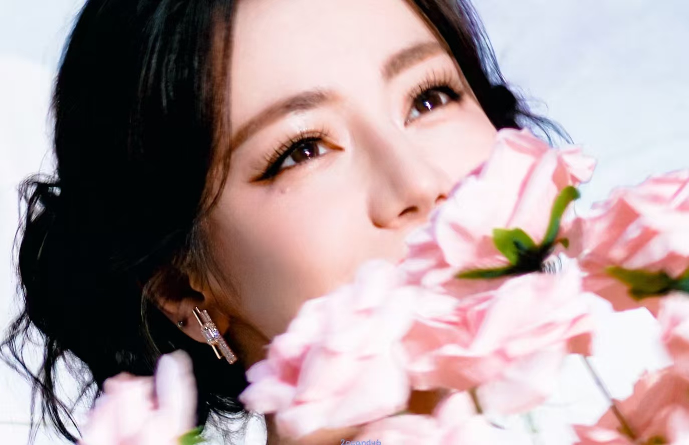 迪丽热巴抖音直播封神！春日花神妆清透绝美，首次合作王崇太惊艳