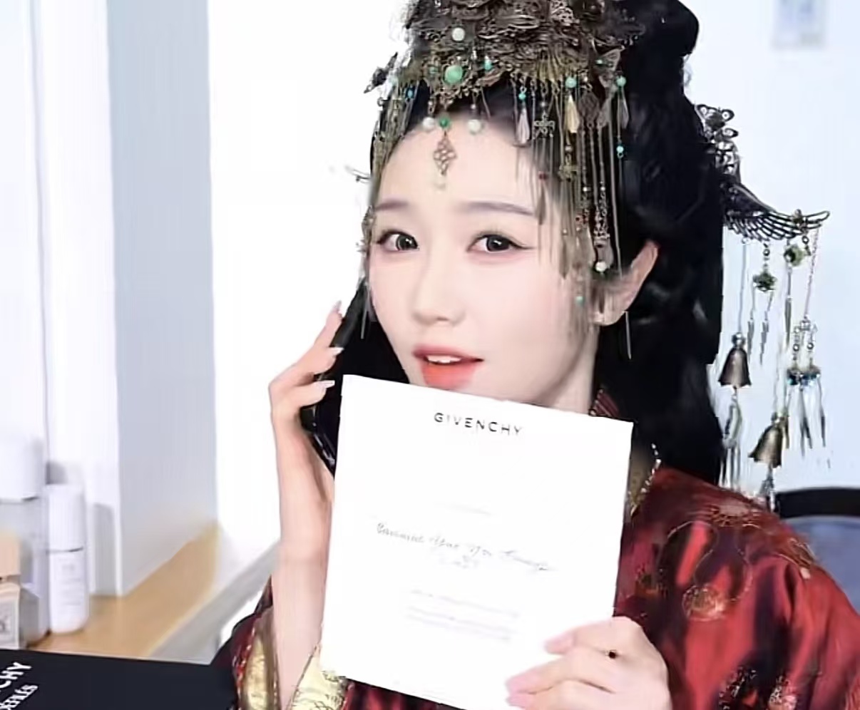 巴黎时装周最大黑马!岳雨婷从群嘲对象,逆袭成时尚圈新话题