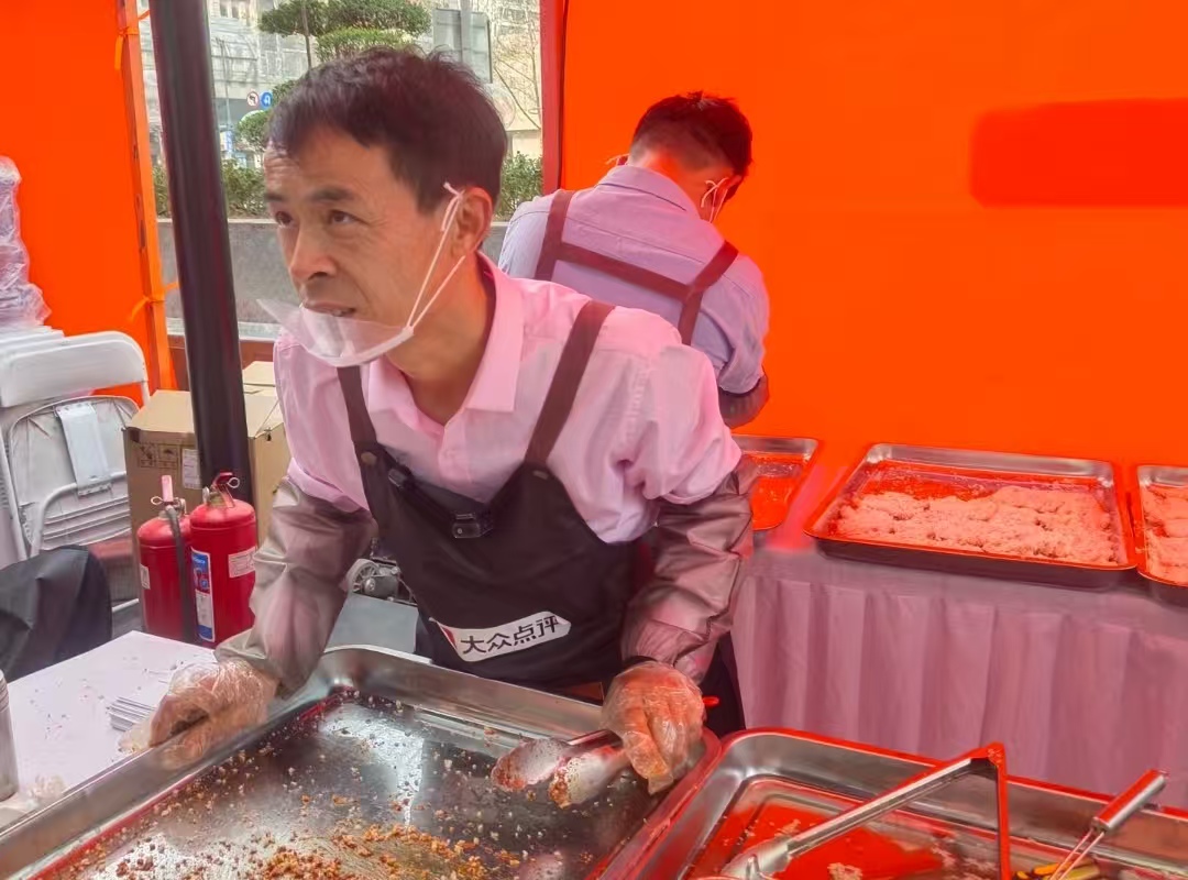 五六十个跟风摊全撤了，唯独鸡排哥坚守：热度退了，品质没变