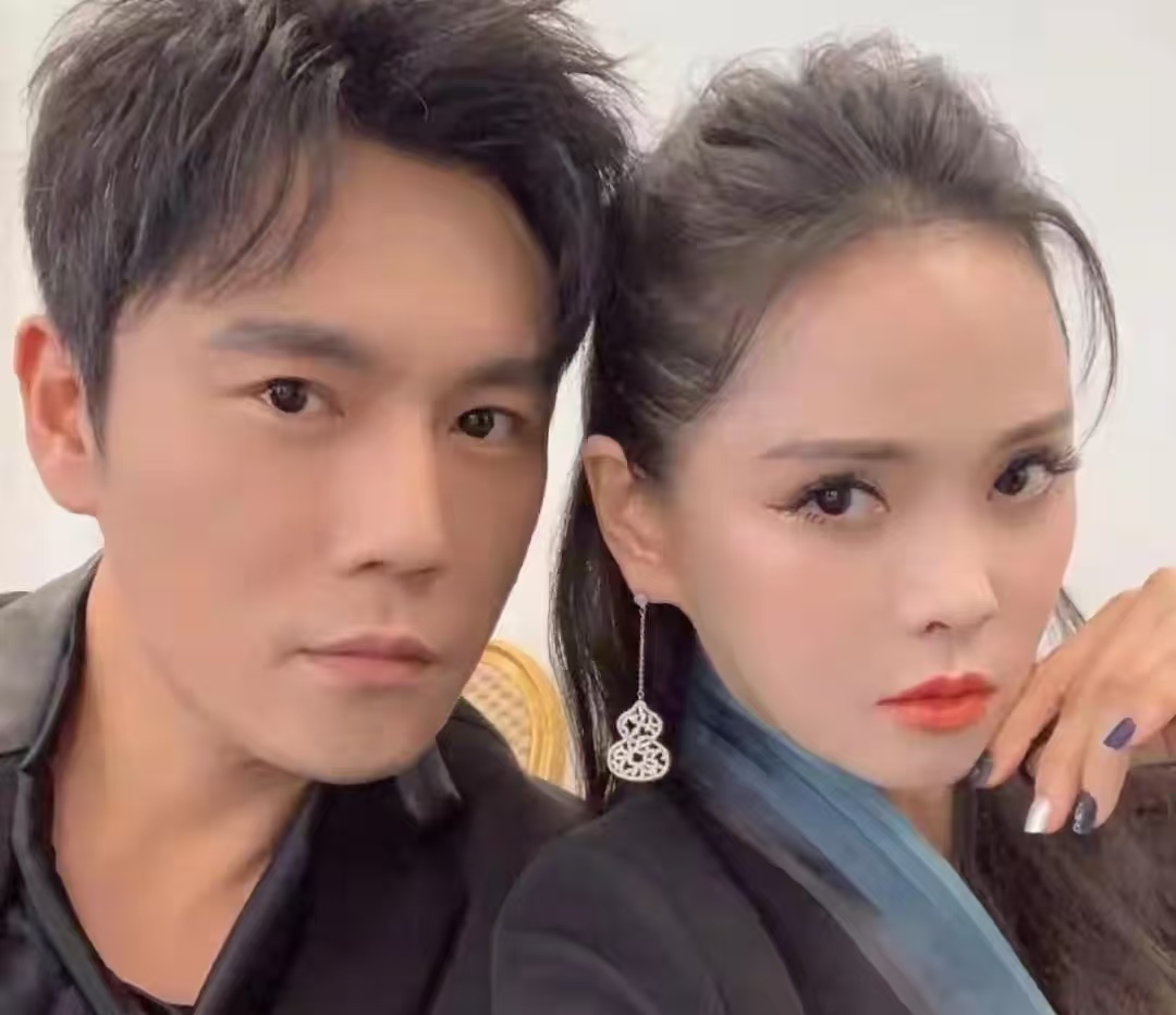 狠狠打脸婚变！伊能静秦昊迪士尼牵手秀恩爱，一家三口超和睦