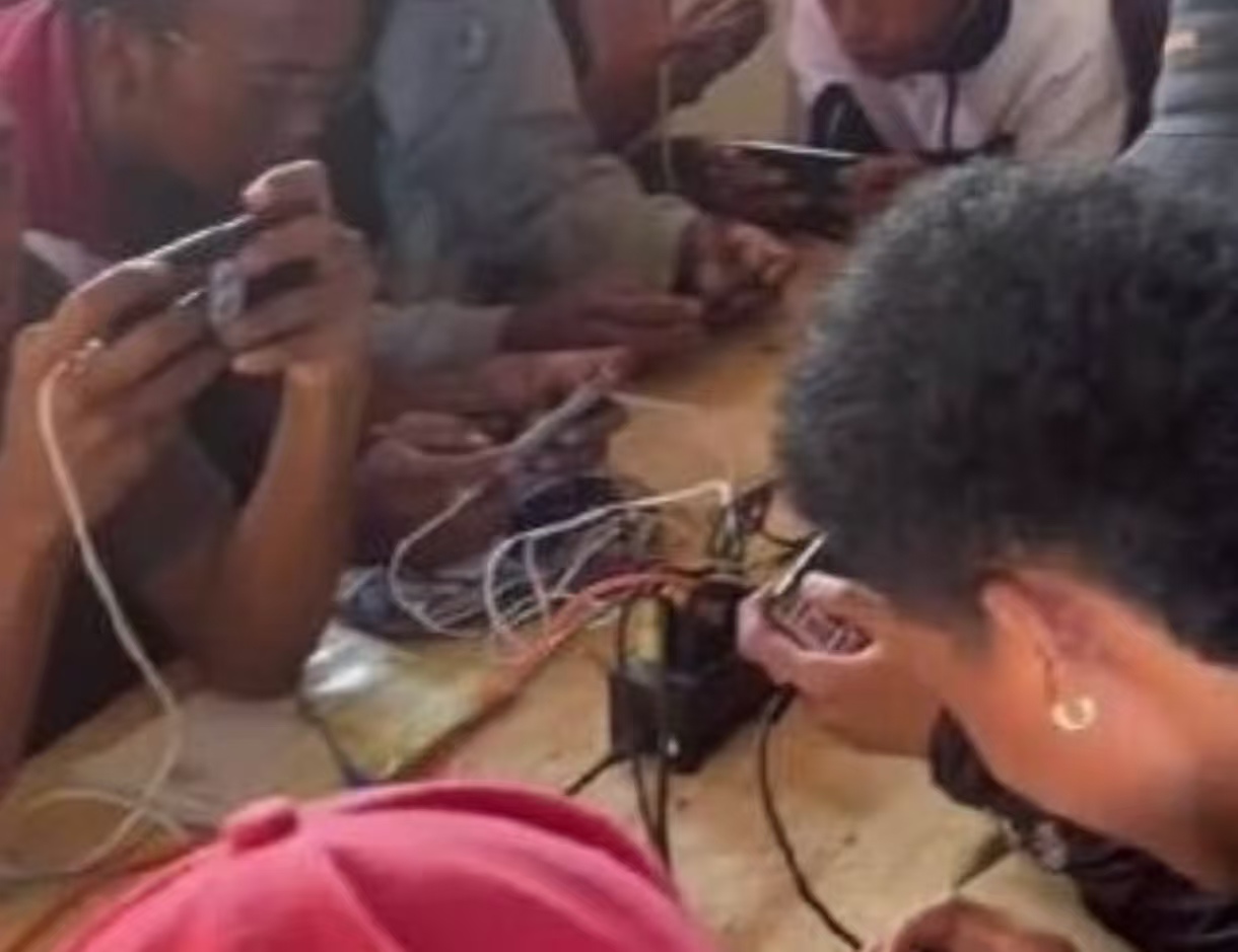 在马达加斯加开手机网吧：月入3万，为何只够吃饭？