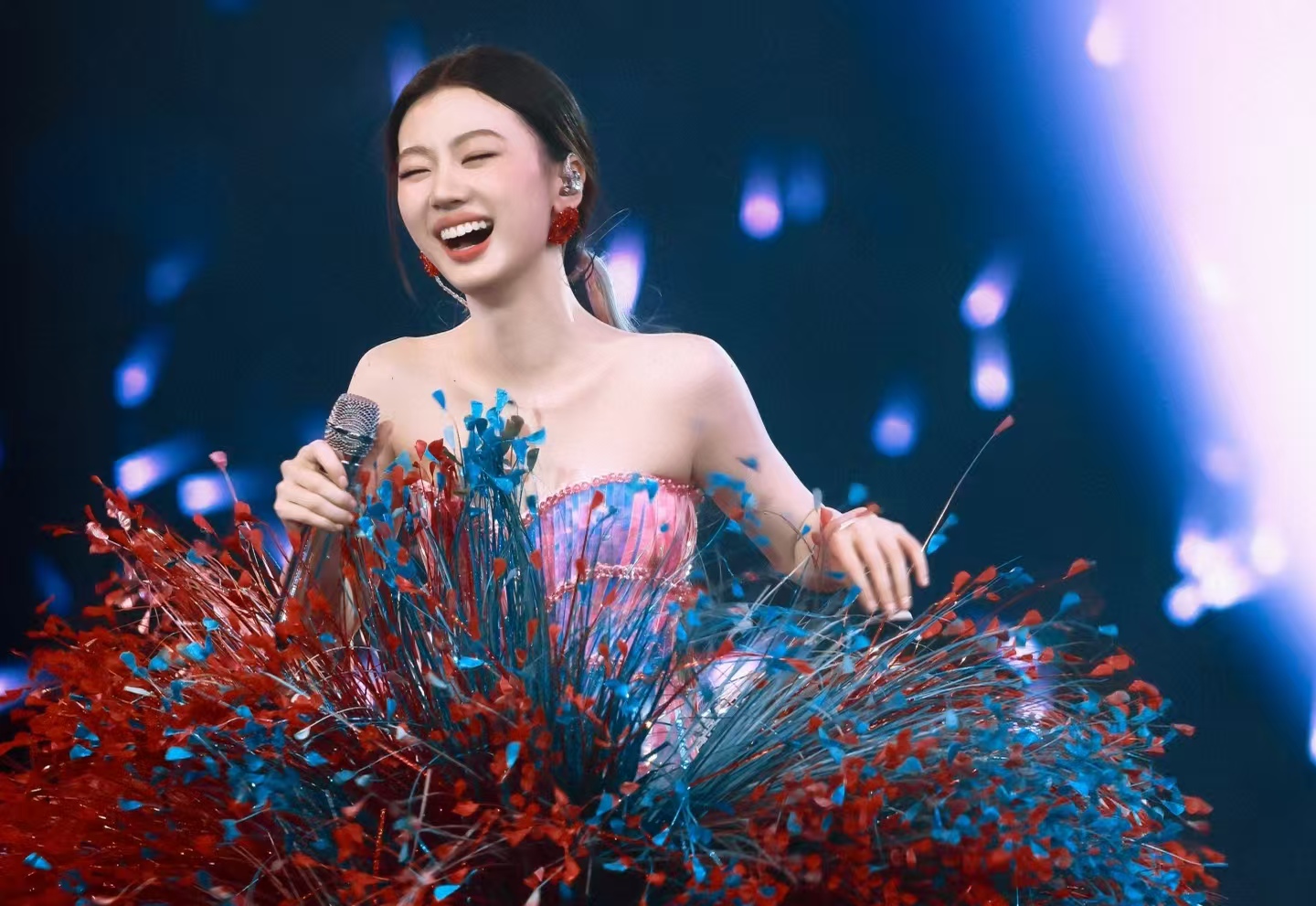 太敢了？单依纯明知授权被拒，仍在演唱会唱《李白》，道歉后自掏腰包担责