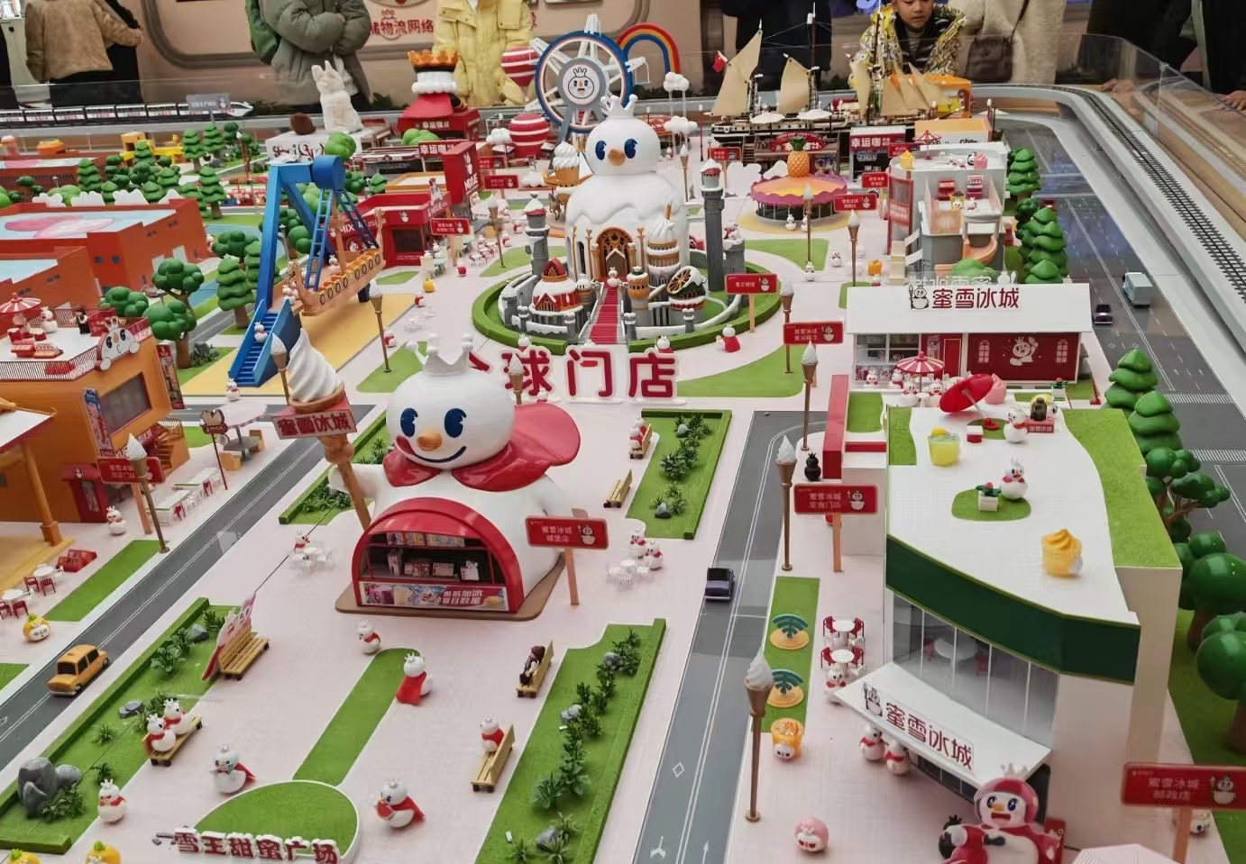 从柠檬水到主题乐园!蜜雪冰城郑州放大招,能否撑起城市新名片?