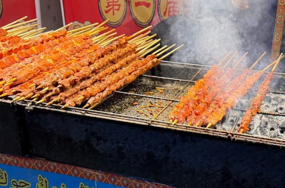 别再交智商税了！网红1米大肉串真相：4块5鸭肉串，景区卖20块