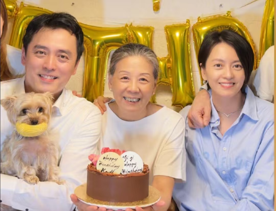 梁咏琪与龙凤胎弟弟同庆50岁，童年vs今照对比，岁月从不败美人