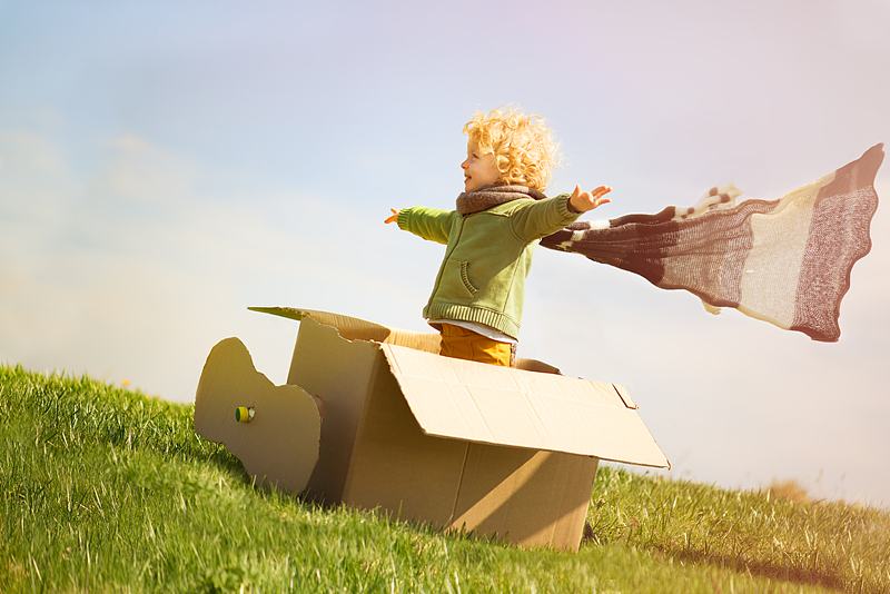 每个孩子都是天生的梦想家✨ 纸箱里的宇宙与远方