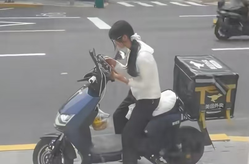 贫困生校内送外卖被处分，校方紧急中止！这场风波到底错在哪？