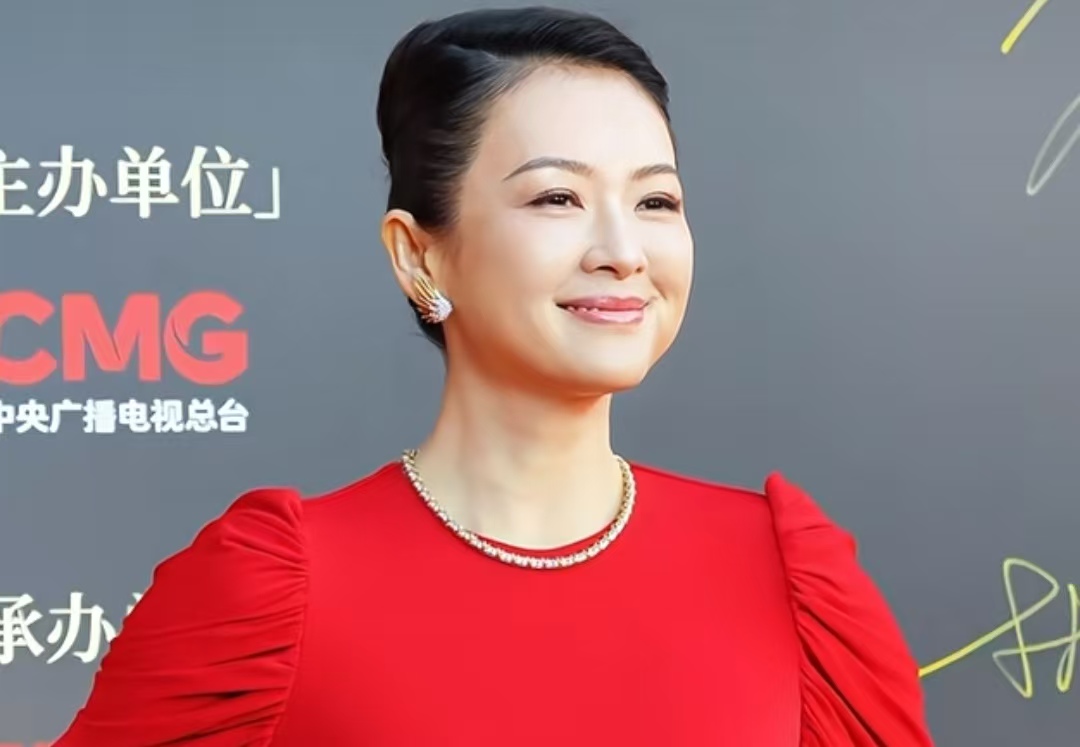 章子怡红毯封神！红裙艳压全场，比红毯还抢镜