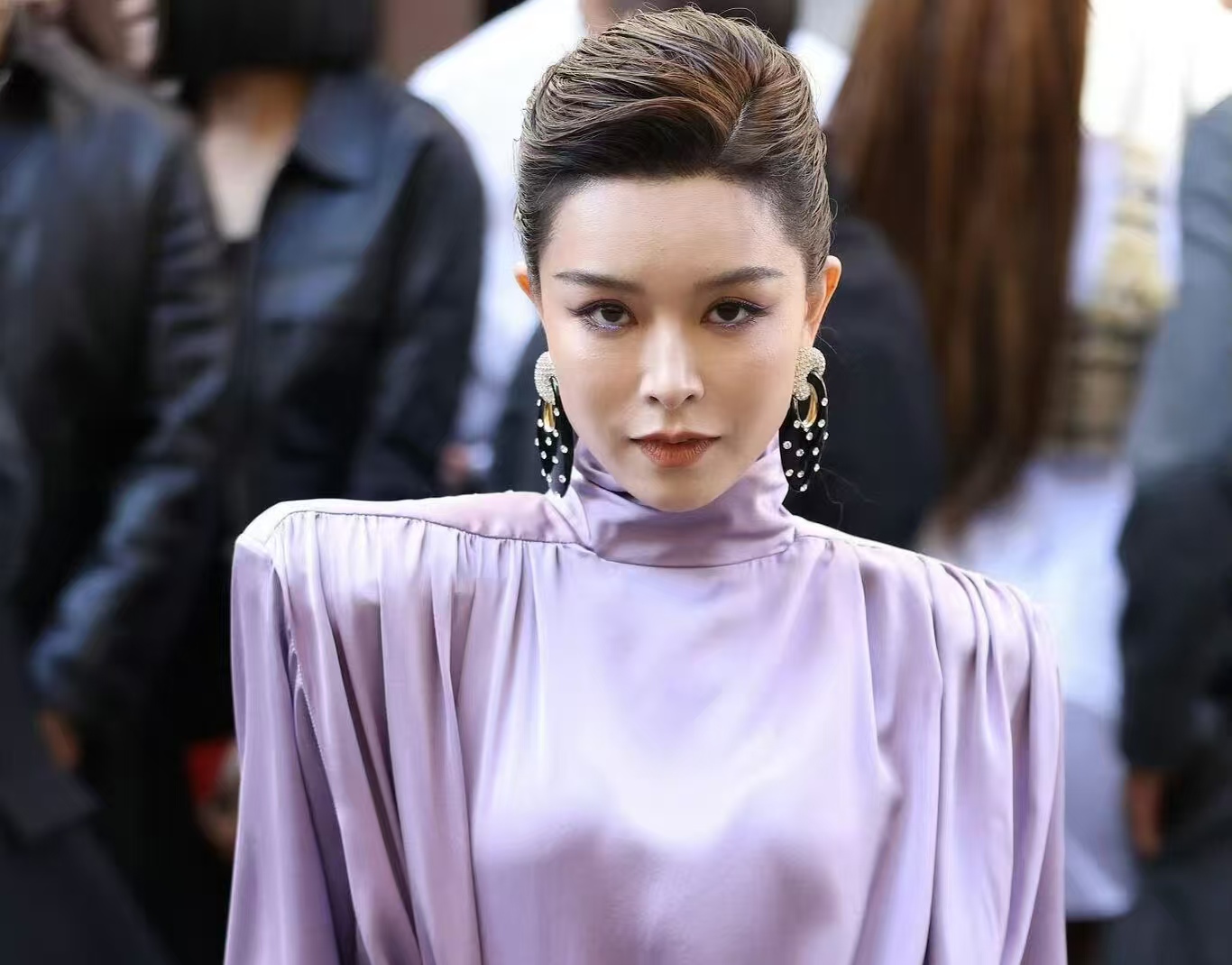 文咏珊巴黎时装周生图封神！全紫造型气场拉满，无修图也能稳扛高清镜头
