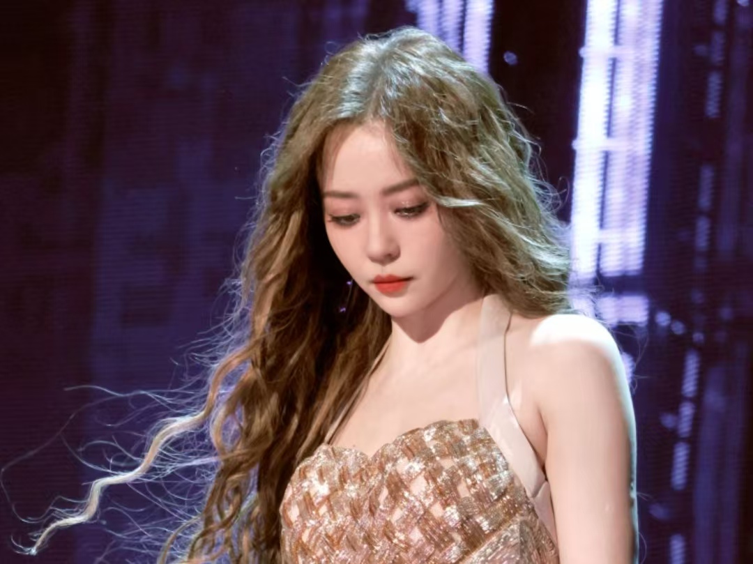 张靓颖广州演唱会笑不出来？自曝做脸过度翻车，自嘲“不笑女”太圈粉