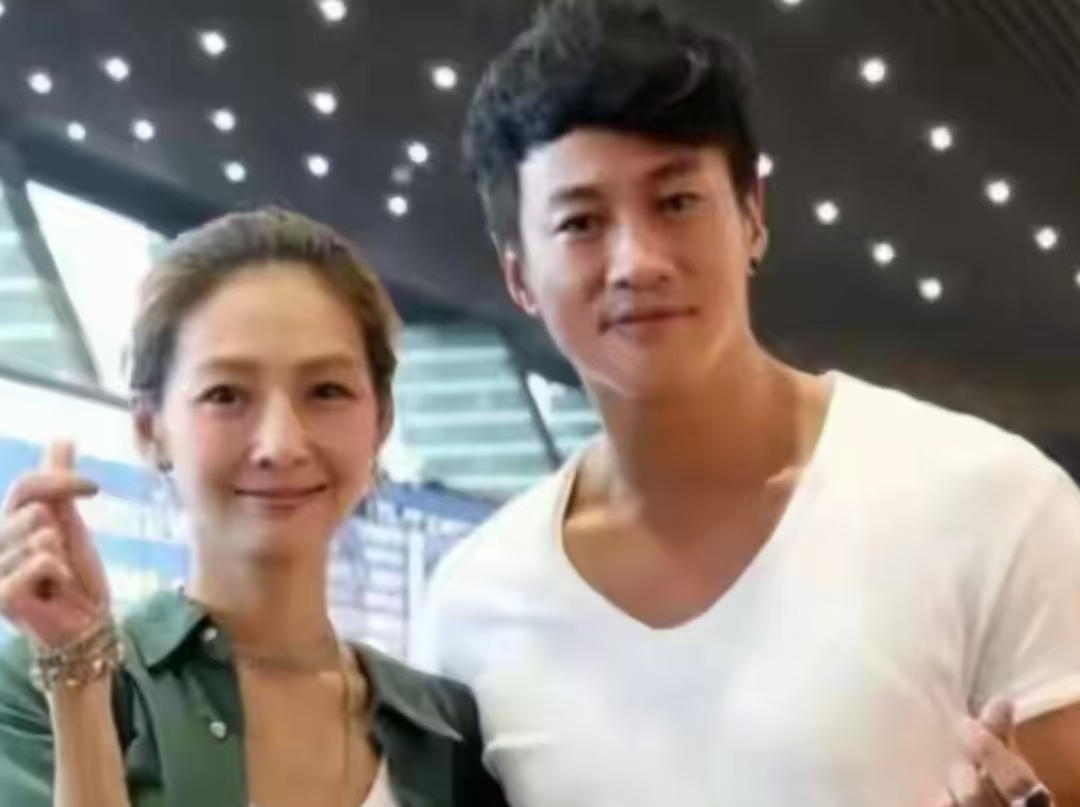 51 岁何润东翻红！演项羽 14 年仍经典，16 年异地恋用诺基亚发短信太好哭