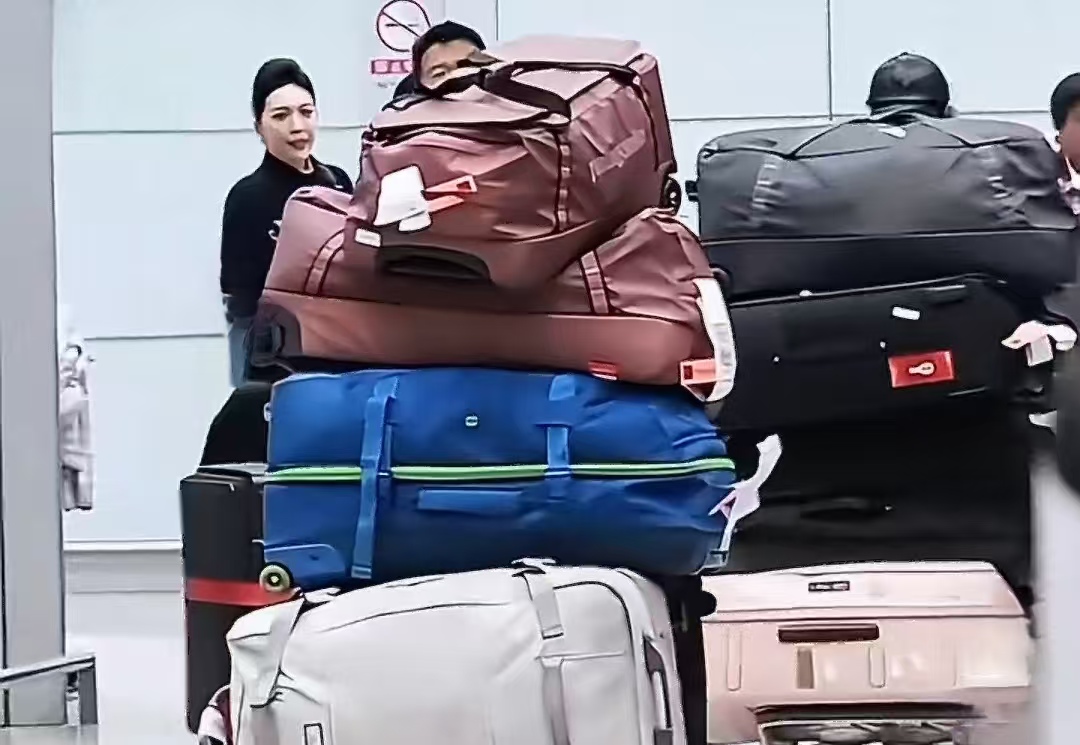 细节杀！李承铉戚薇回国带满行李，下意识关心妻子的样子太好嗑