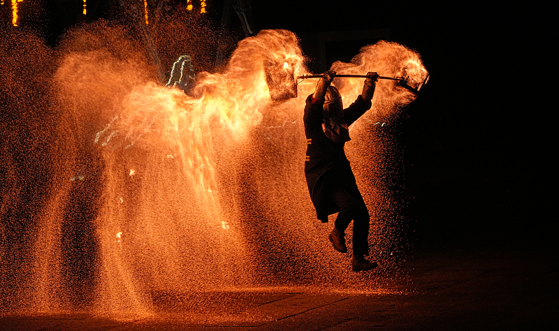 赤焰翻涌铸国潮｜非遗火壶燃动暗夜，这才是刻在中国人骨子里的浪漫