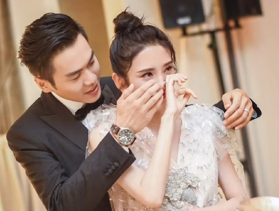 藏不住的恩爱！唐艺昕录综艺，张若昀派自家老助理全程守护