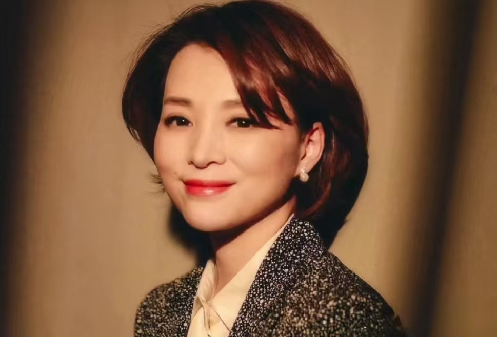 董卿上海餐厅被偶遇！素颜出镜状态真实，一件白衬衫穿出高级感