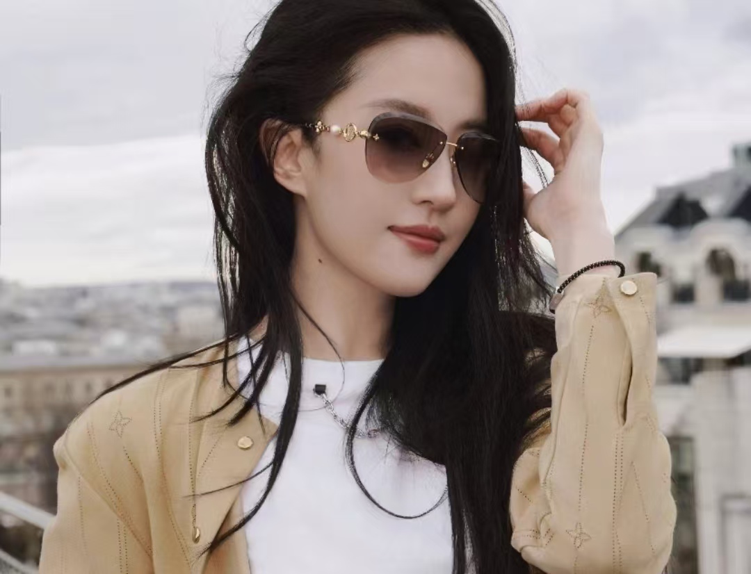 巴黎街头封神！刘亦菲 LV 老钱风大片，每帧都是电影感